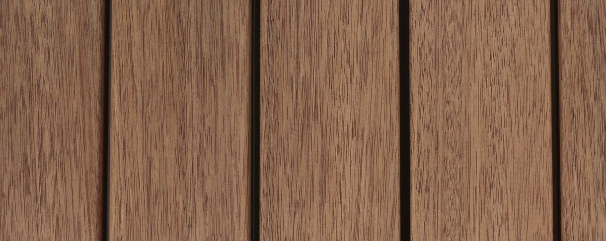 Basralocus hout, donker bruin van kleur, geschikt voor oa vloeren en gevels. 