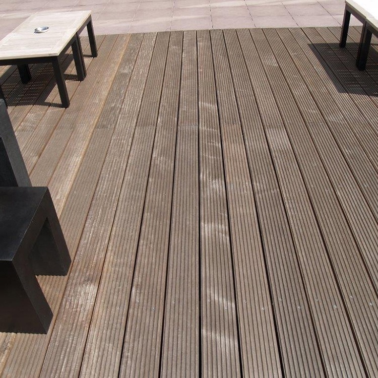 Beautiful planks 100% FSC for roof terraces