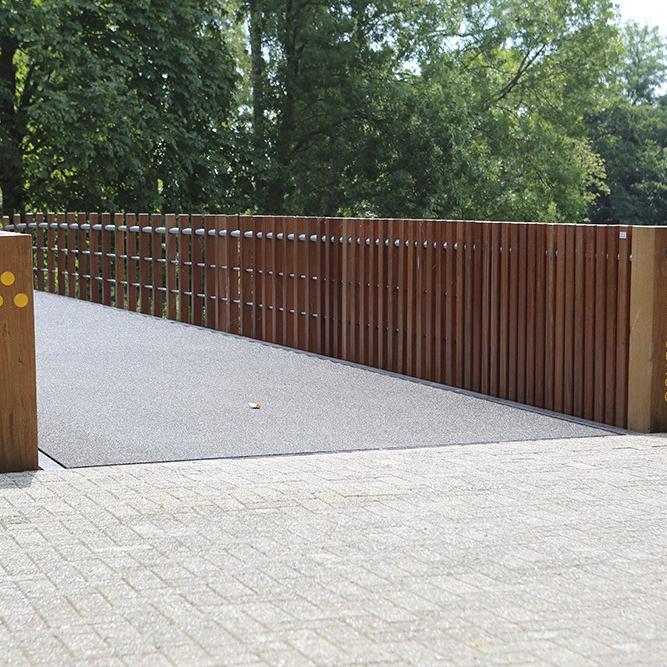 Houten hekwerk voor brug