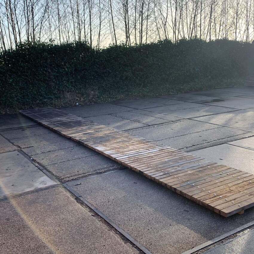 Tropisch hardhout een nieuwe bestemming geven als brug of hek