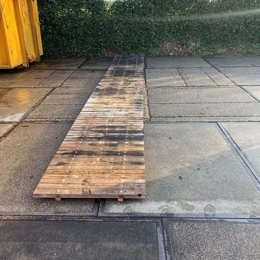 Loopbrug van hergebruikt hout opknappen