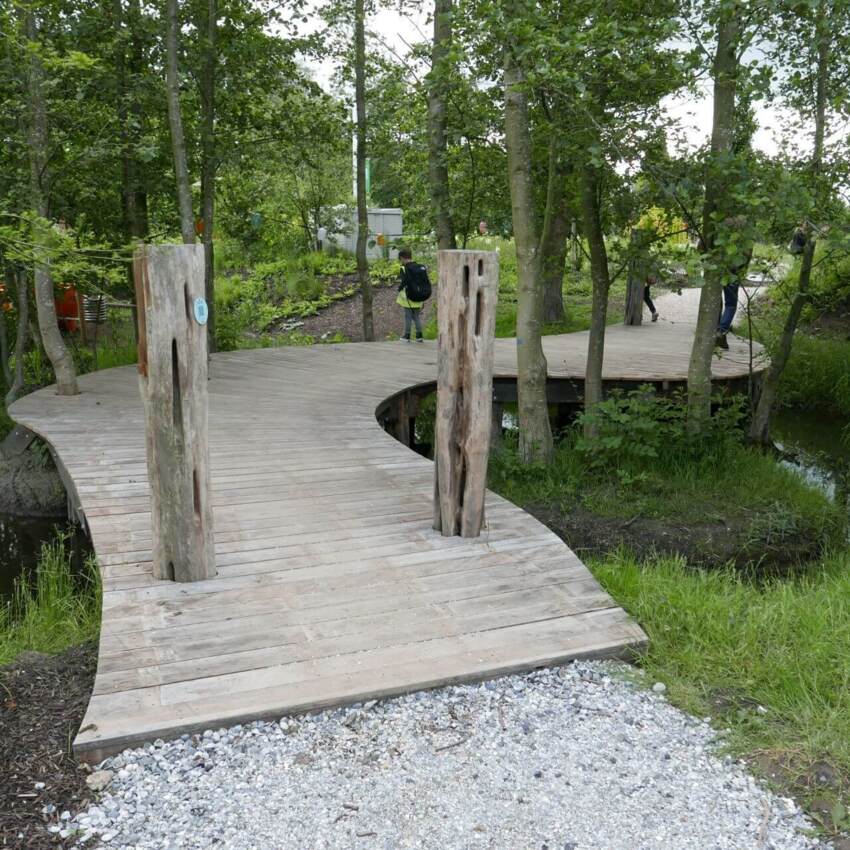 Hergebruikt hout voor hardhout brug