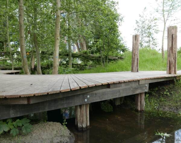 Vlonderbrug van hergebruikt hardhout