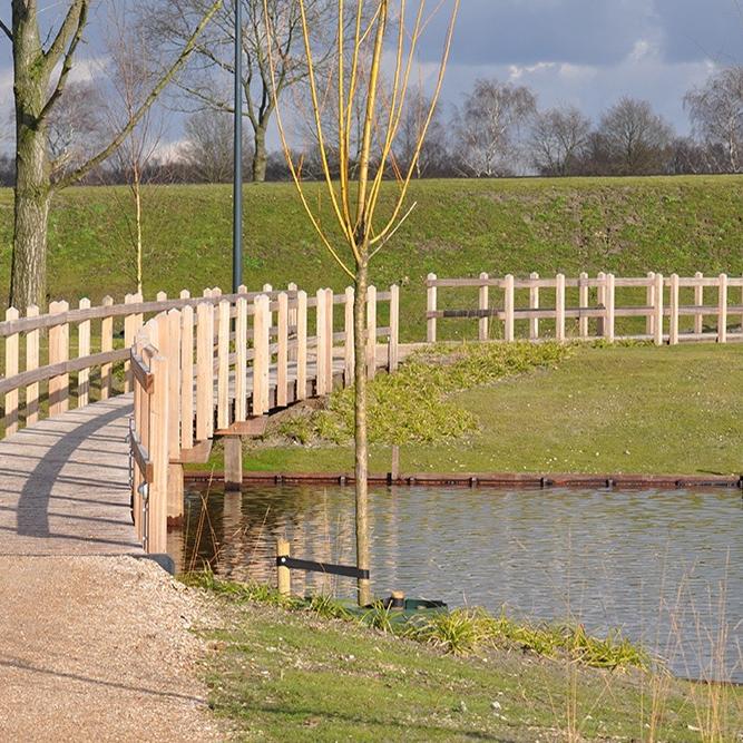 Houten hekwerk loopbrug