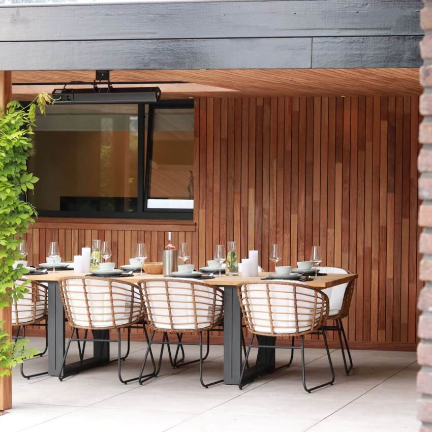 Terrasoverkapping met verticaal gemonteerd FSC hardhout