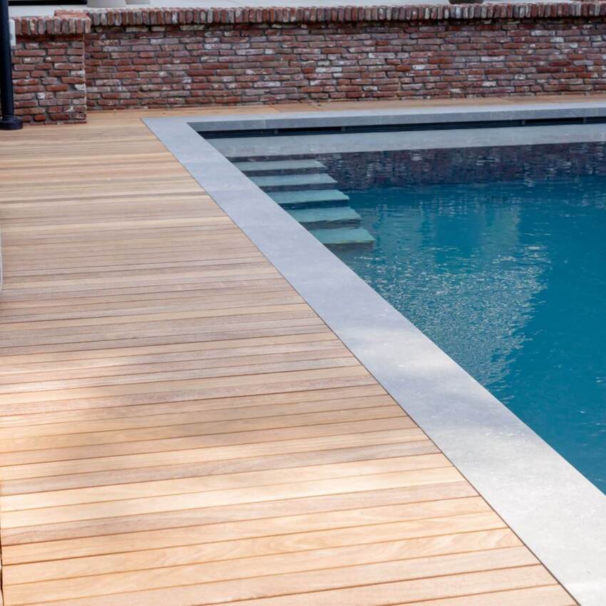 Hardhout rondom zwembad: praktisch én luxueus