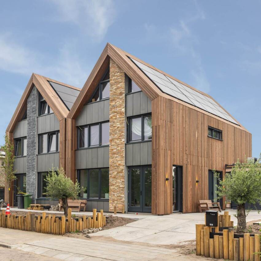 Verticale gevelbekleding van Ibauba hardhout met FSC keurmerk