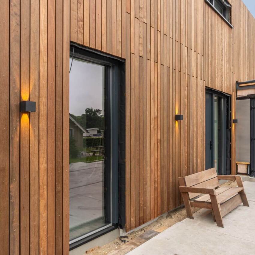 Hardhouten gevelbekleding in Domburg met prachtig lijnenspel