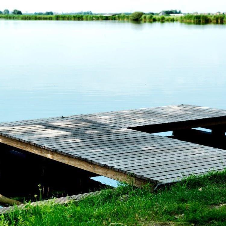 Houten aanlegsteiger plas