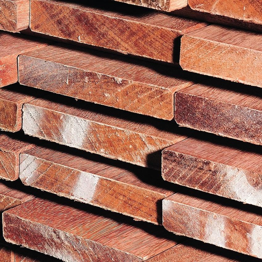 Op maat gezaagde hardhouten planken