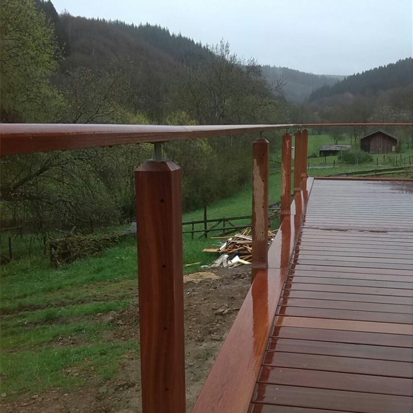 Ook ballustrade van de veranda is gemaakt van Cumaru hardhout 