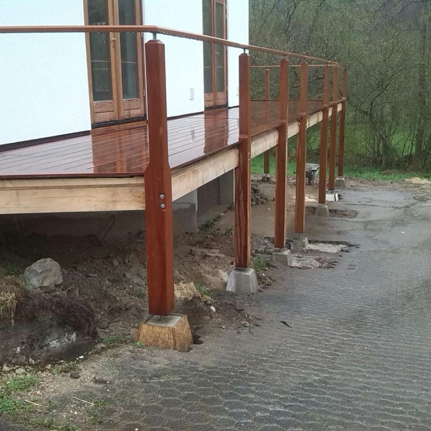 De stevige houten constructie van cumaru hardhout