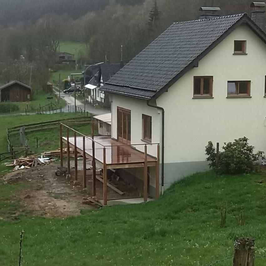 De houten uitbouw rond het huis maakt deze woning nog mooier.