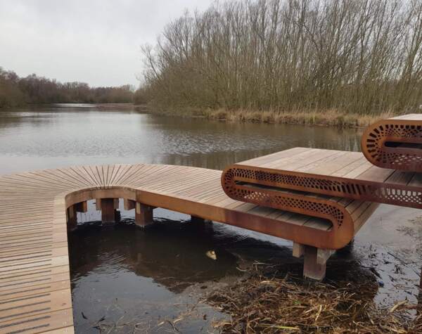 Hardhout Cumaru steiger in Amsterdamse bos met organische vormen