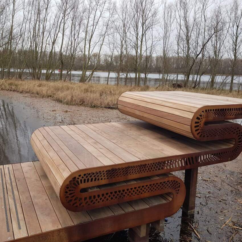 Cumaru straatmeubilair in het Amsterdamse Bos