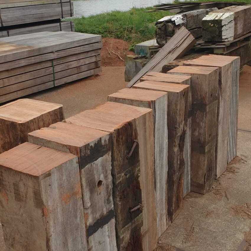 Massieve houten zuilen