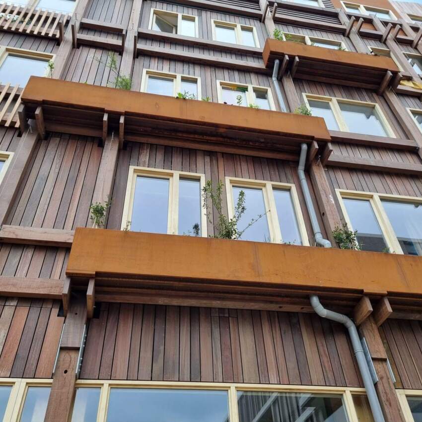 Azobé gevelbekleding van Wooncoöperatie De Warren 