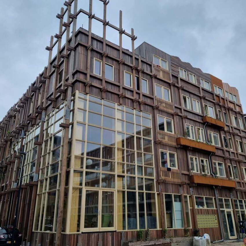 Gevelbekleding De Warren van gerecycled Azobé hout