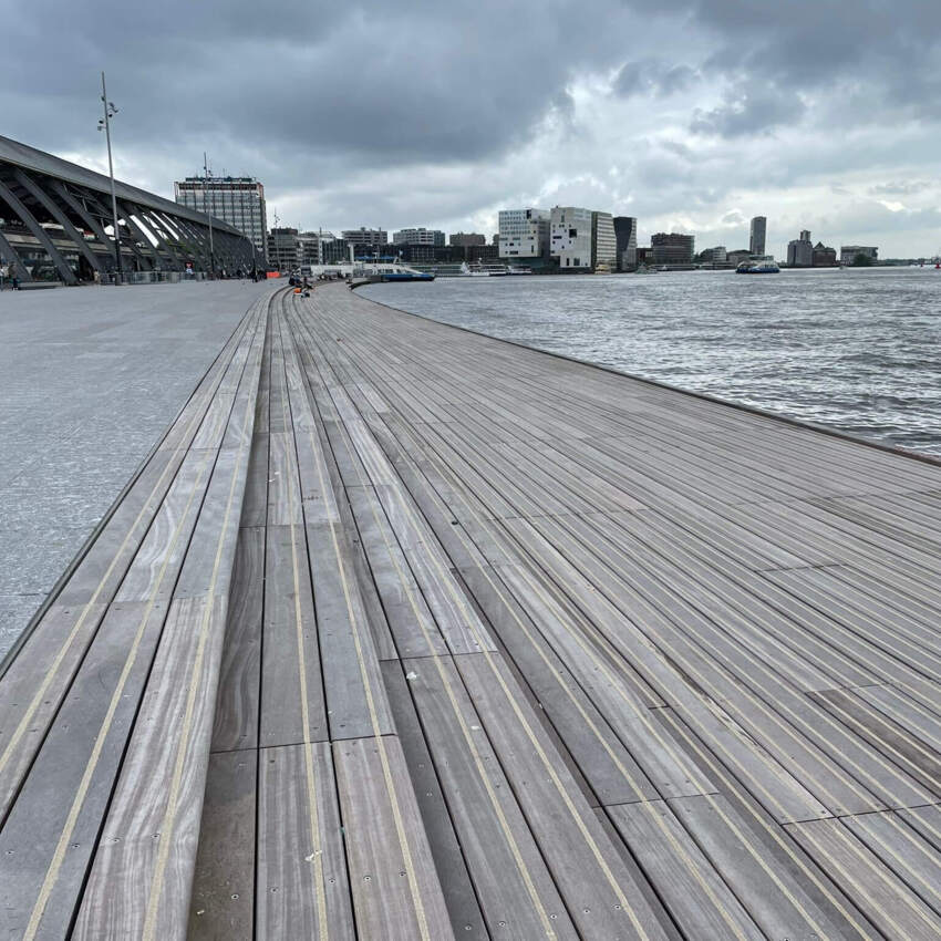 Lange vlonder van Azobé hardhout bij Amsterdam Centraal