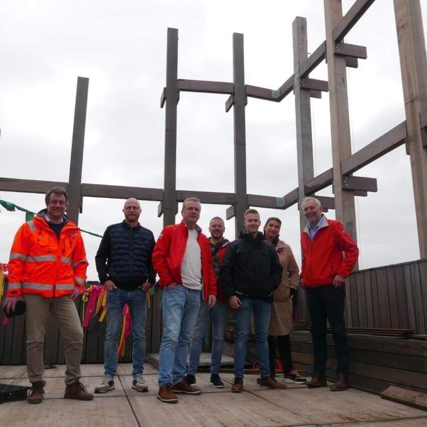 Het team van Van den Berg Hardhout op het dak van De Warren
