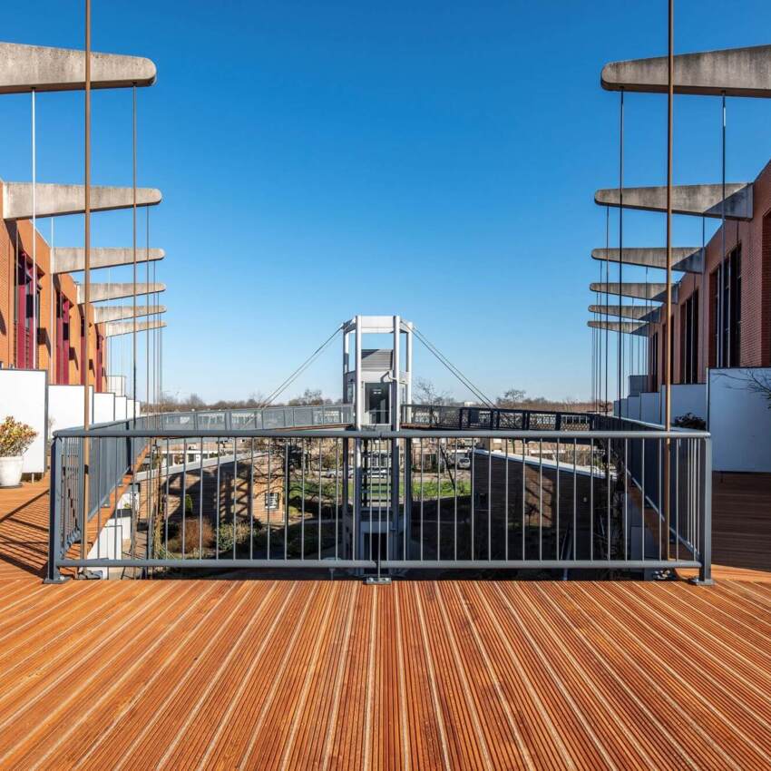Galerij in Tilburg met warmgekleurd Guariuba hout