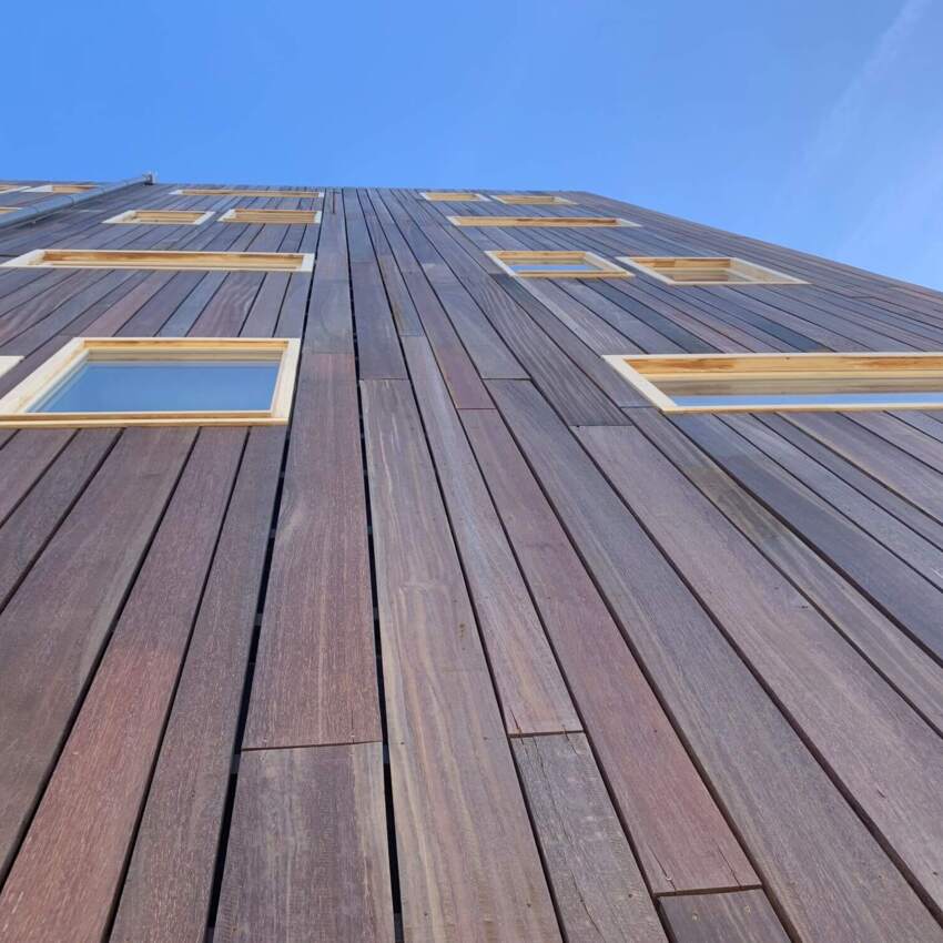 Azobé damwandplanken tegen de gevel