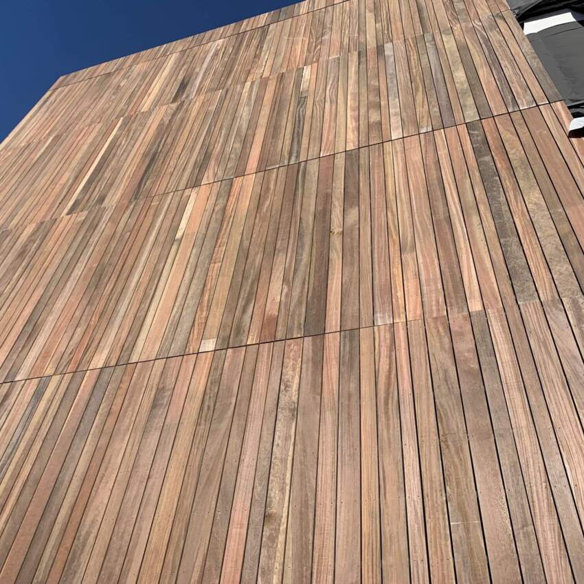 Gevelbekleding van gerecycled Azobe hout