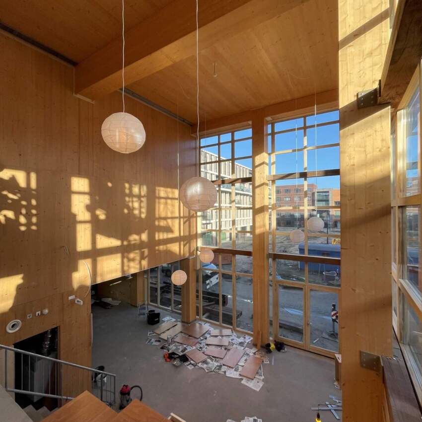 De imposante houten kathedraal en raampartij