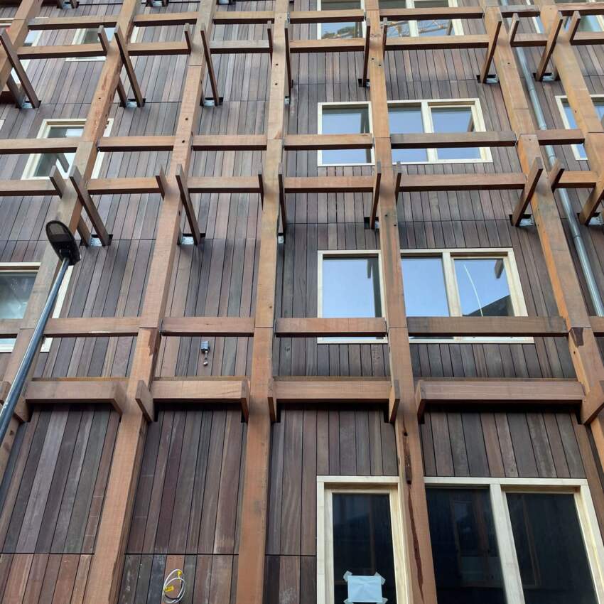 Houten mikado structuur aan de gevel