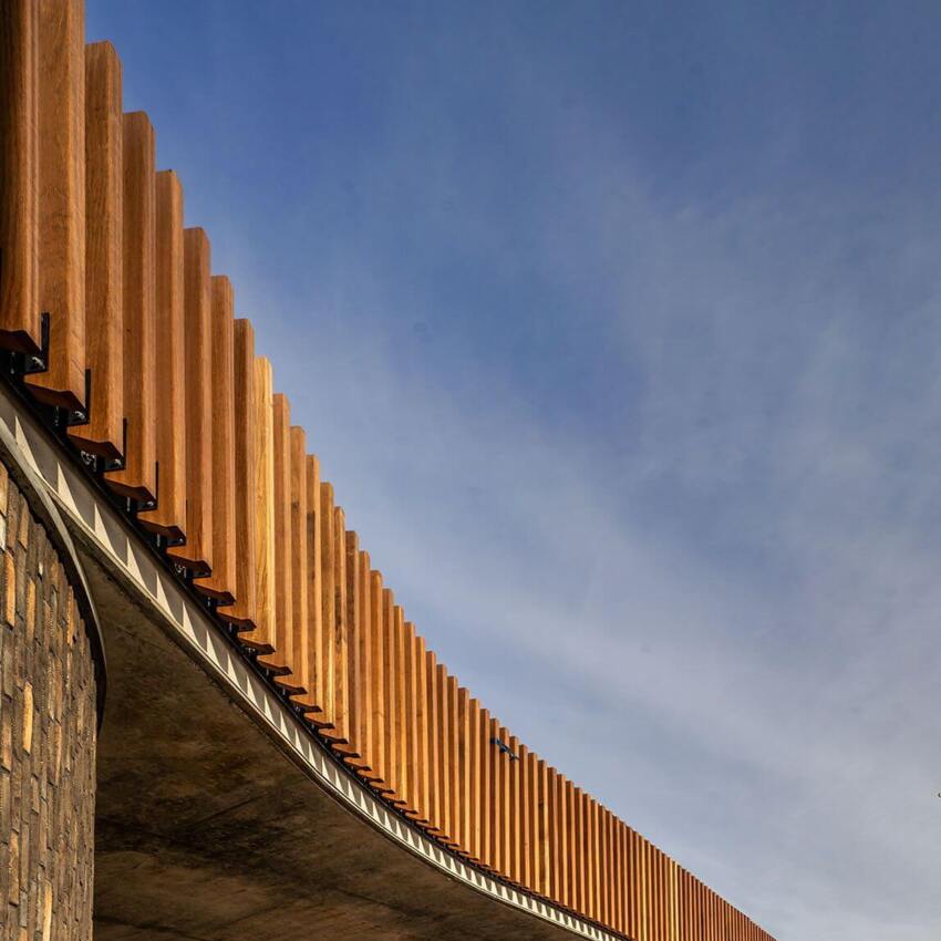 Warmgekleurd Jaboba hardhout voor treinviaduct