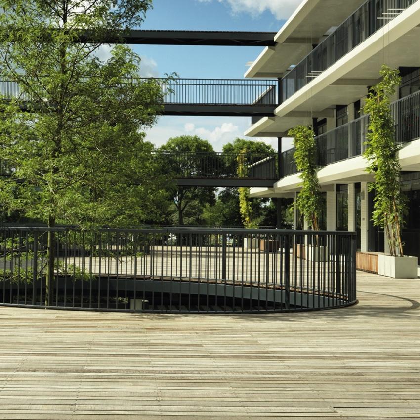 Hardhouten terras op binnenplaats