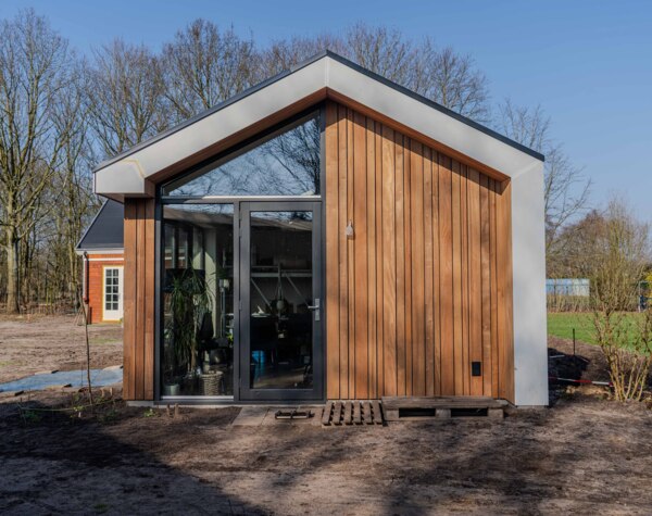 gevel van tiny house van hout