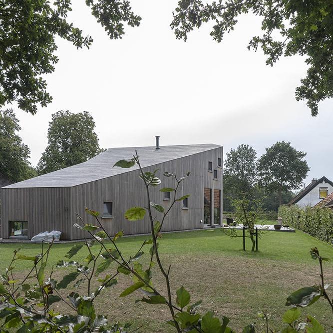 Erkerhuis met gevelbekleding van FSC Louro Preto