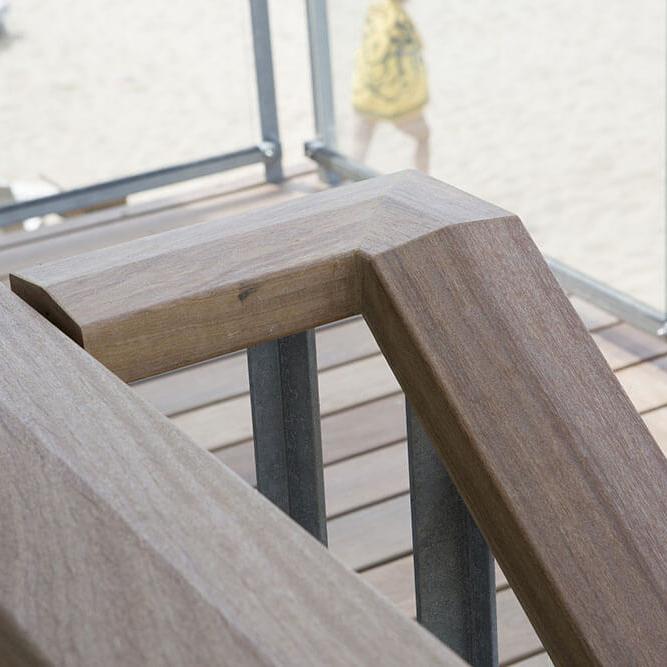 Houten Balustrade van Surfclub