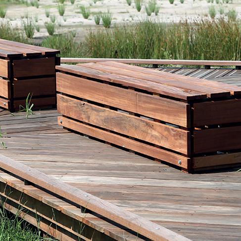 Houten Bankjes op Vlonder