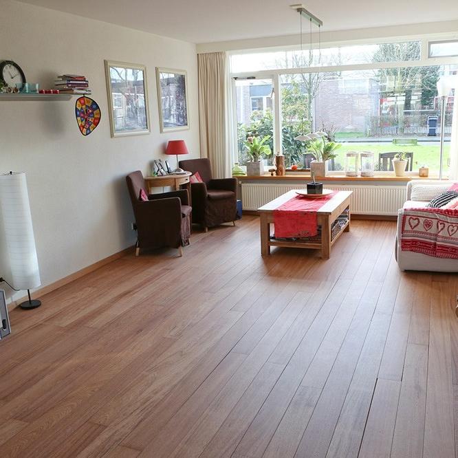 De lichtaanval op het hout zorgt door de behandeling voor extra licht in de woning, maar is niet storend