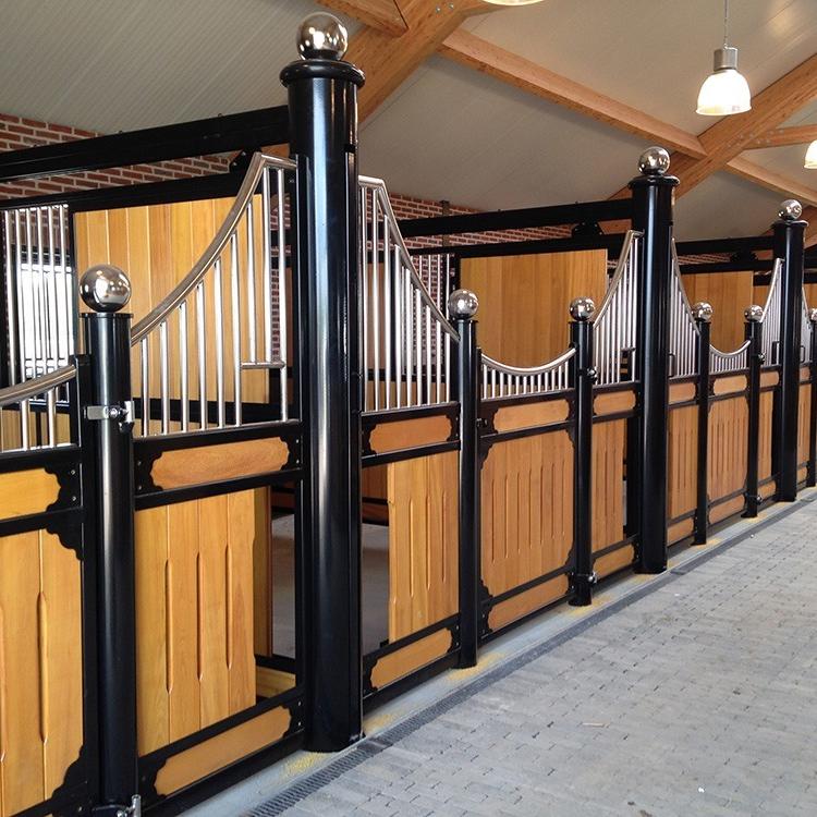  The black metal combines well with the Guariuba wood