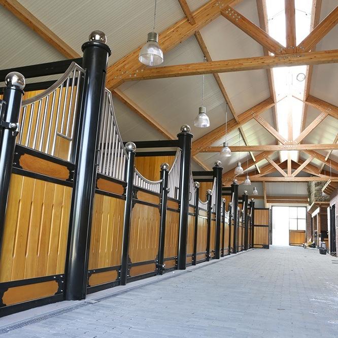 Overview of the horse stable with Guariuba wood