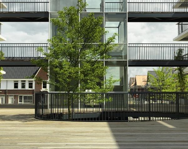 Een volledig binnenterras met vlonders en trappen van verschillende soorten hardhout