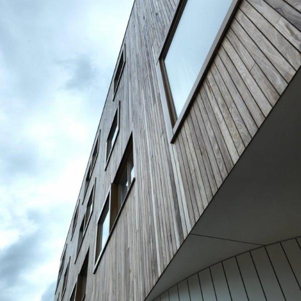 Onderaanzicht houten gevelbekleding in Veenendaal