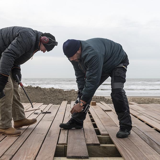 Cumaru vloer wordt gelegd in strandpaviljoen