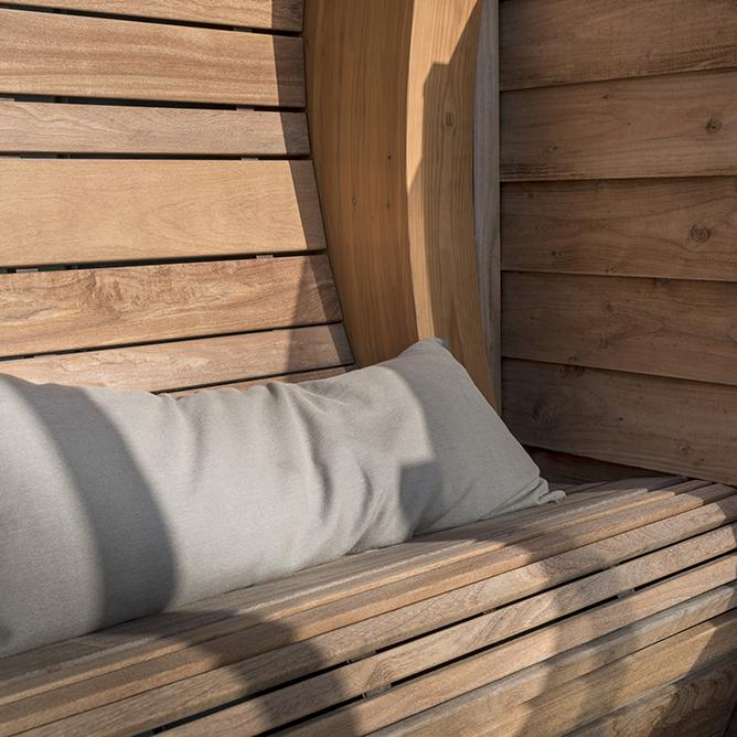 Hardhouten bank met heerlijk zonnig plekje uit de wind
