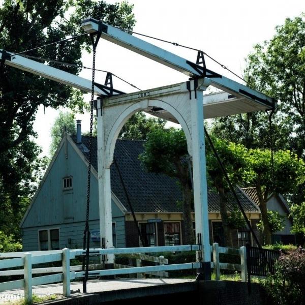 De ophaalbrug in het schilderachtige Zuiderwoude - Noord Holland