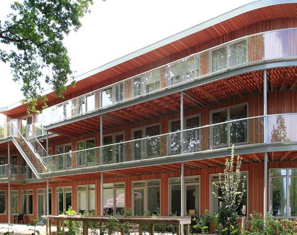 Prachtig project waarbij de gallerij en de gevel gemaakt zijn van hardhout