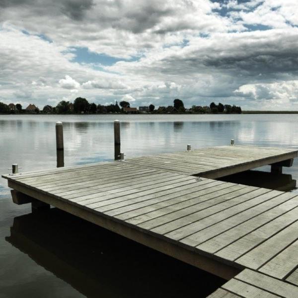 Steiger in Uitdam gemaakt van Massaranduba hout