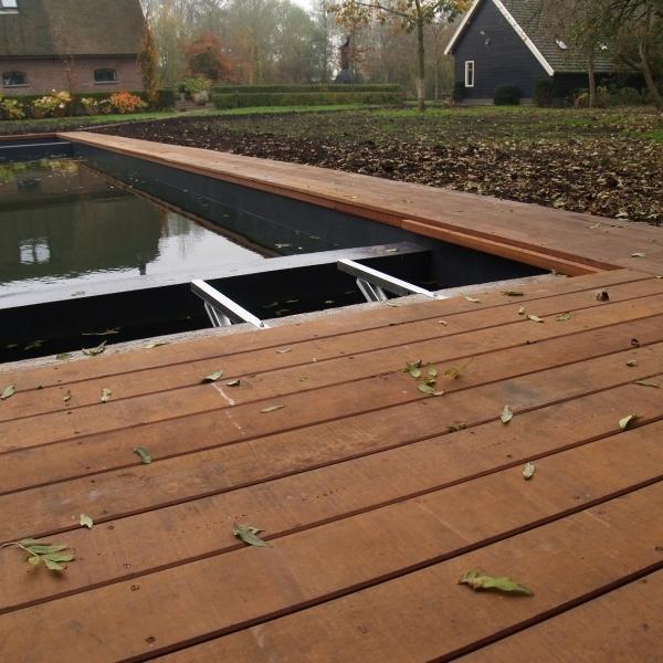 Hardhouten vlonder rondom een vijver gemaakt van 100% FSC massaranduba hardhout