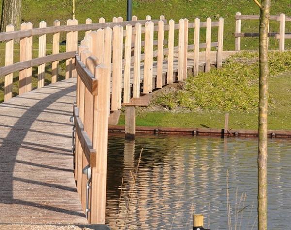 Loopbrug van Piquia FSC hout Venco Campus Eersel