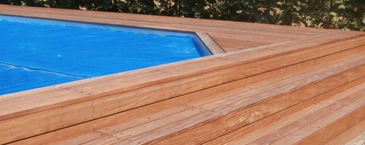 Zwembad dek en de trap gemaakt van verschillende soorten hardhout