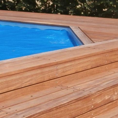 Poolterrasse und Treppe aus verschiedenen Harthölzern