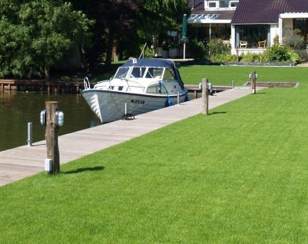 Sfeerverlichting gemaakt met hardhouten palen